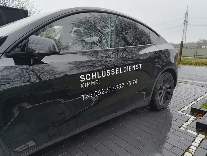 Einsatzfahrzeug von Schlüsseldienst Kimmel mit Firmenbeschriftung in Herford