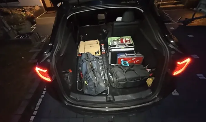 Vollständig ausgestatteter Kofferraum des Einsatzwagens von Schlüsseldienst Kimmel
